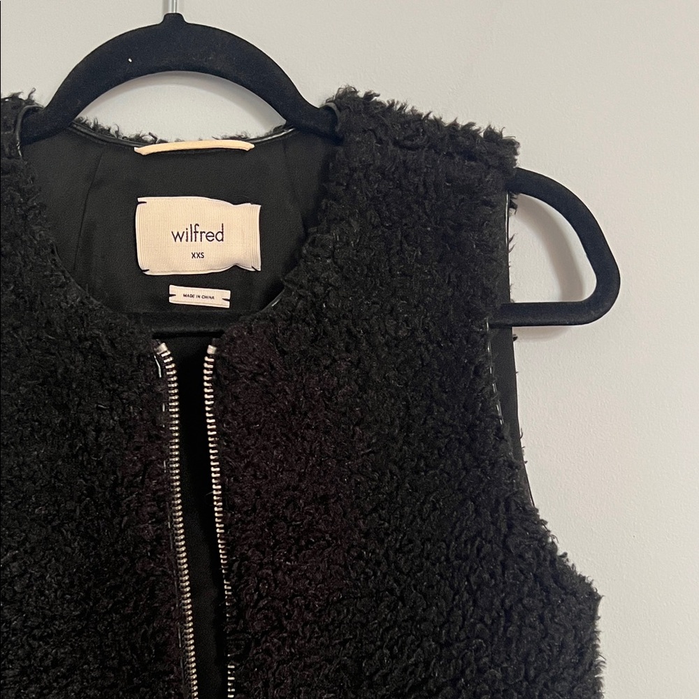Aritzia Wilfred Black Sherpa Vest